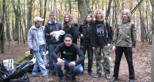 Sprzątanie cmentarza